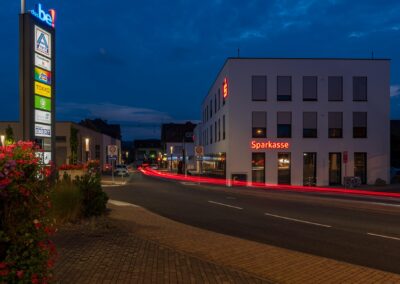 Sparkasse in Bebra am Abend in der blauen Stunde