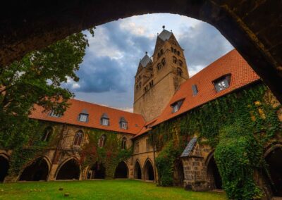 Halberstadt Liebfrauenkirche Klosterhof mit Westtürmen