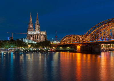 Kölner Dom mit Fernsehturm