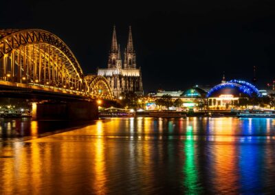 Kölner Dom von Nordosten bei Nacht