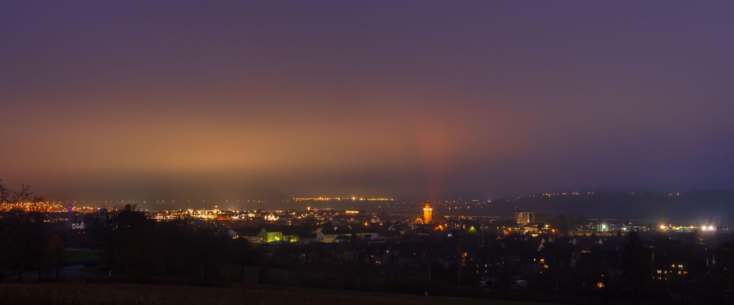 Blick auf Bebra zur Blauen Stunde bei Nebel