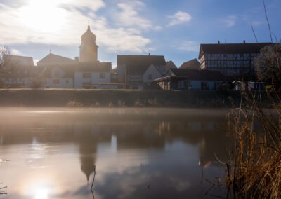 Breitenbach Kirche im Gegenlicht